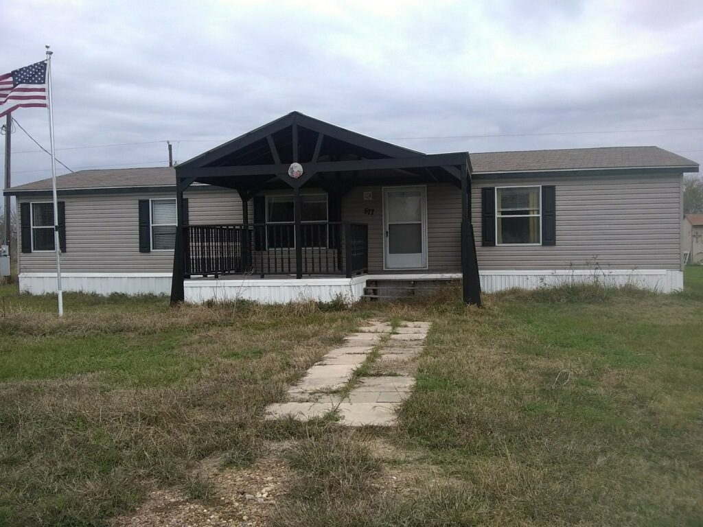 used manufactured home move in ready in a park in Victoria Texas