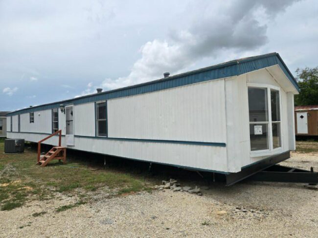 1996 Becky 3 bedroom, 2 bathroom 16x76 mobile home